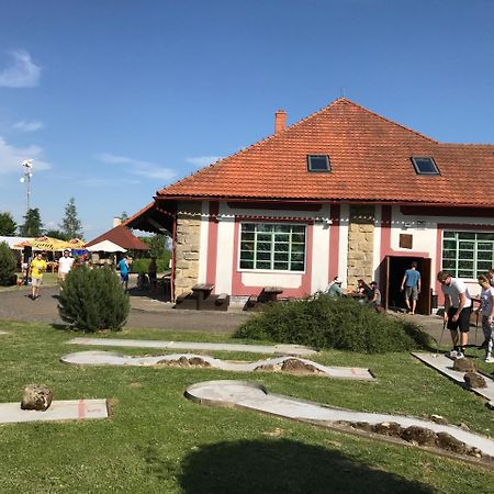 فندق Famozclub Bakov nad Jizerou المظهر الخارجي الصورة